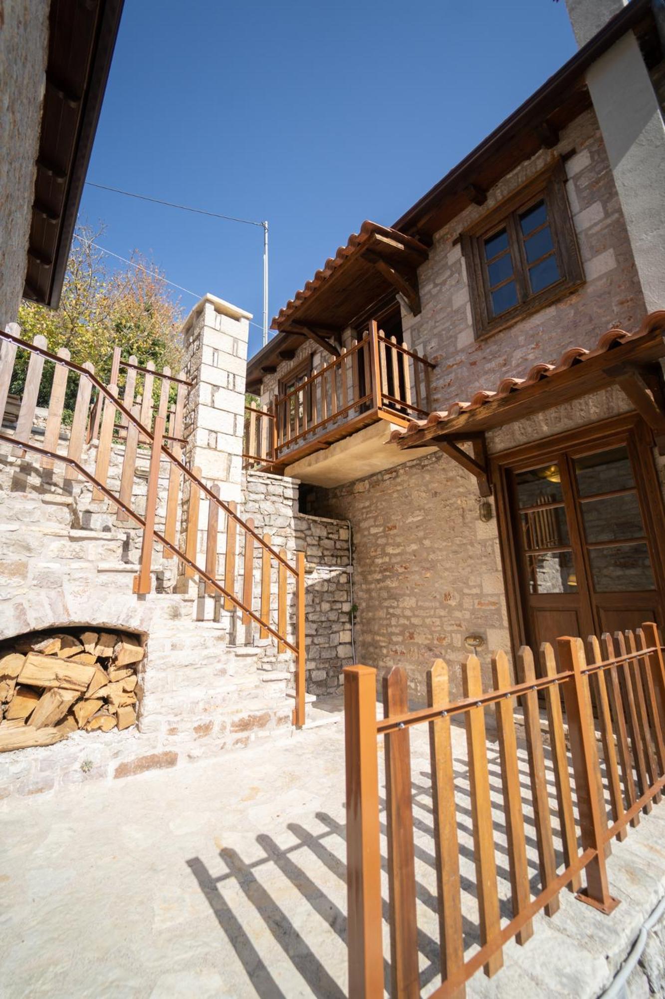 Villa Korfes: Three-Story Family Retreat Karpenisi Exterior photo